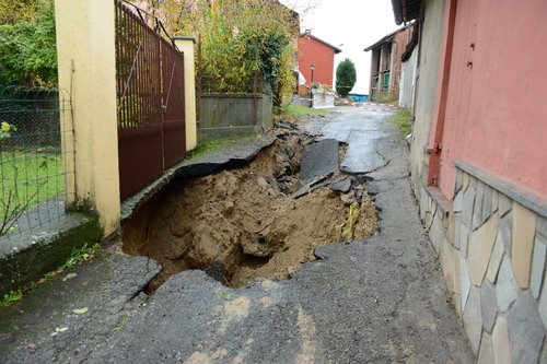 Voragine inghiotte un’auto a Rocca d’Arazzo: a bordo due giovani