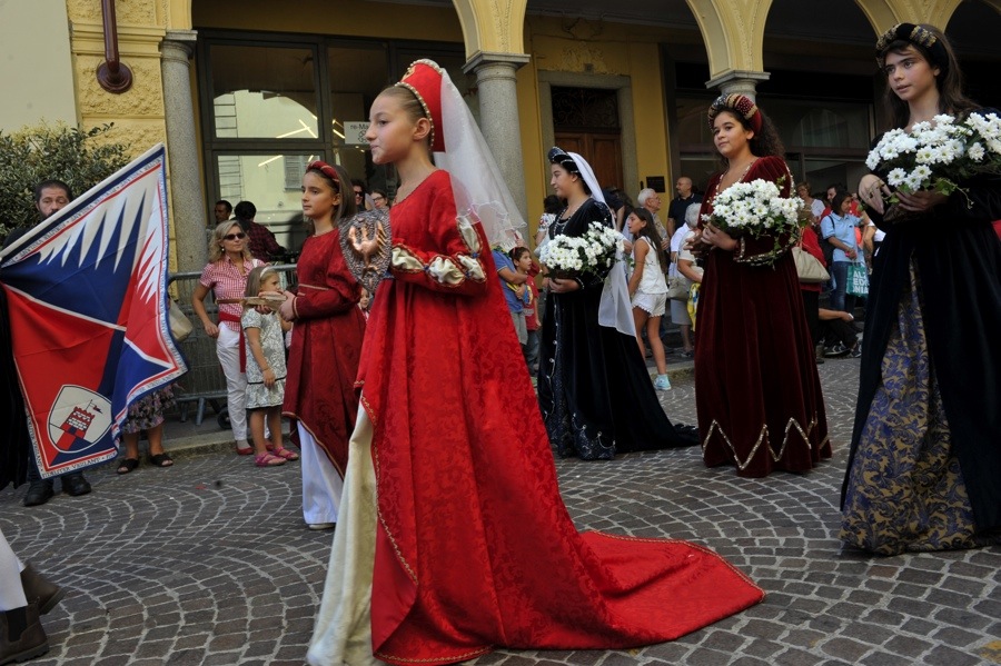 La sfilata dei bambini invade il centro di Asti