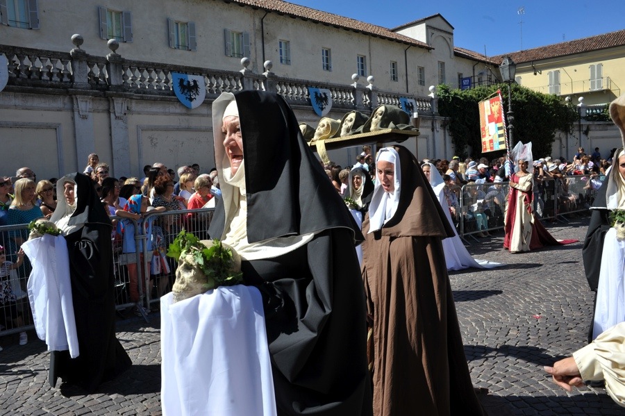 La sfilata del Palio di Asti di Moncalvo, San Lazzaro, Cattedrale, Canelli, Don Bosco e Tanaro