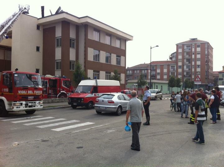 Asti, fuoco sul tetto della scuola media Jona