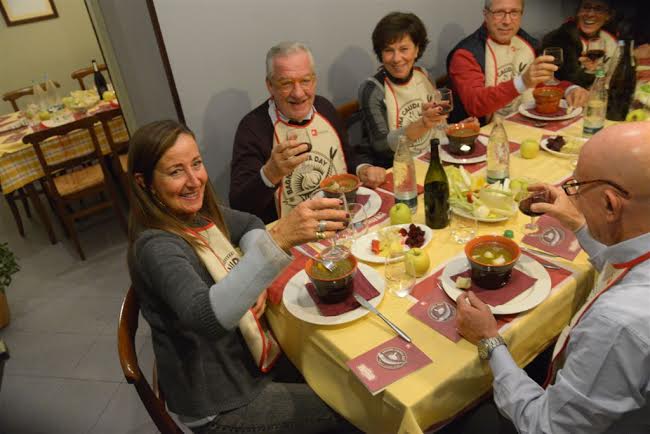 Il tradizionale rito del regalo riciclato al Diavolo Rosso di Asti: la fotogallery