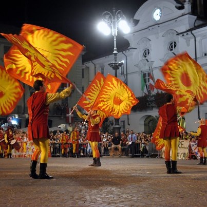 Questa sera i rioni astigiani si sfidano al Palio degli Sbandieratori