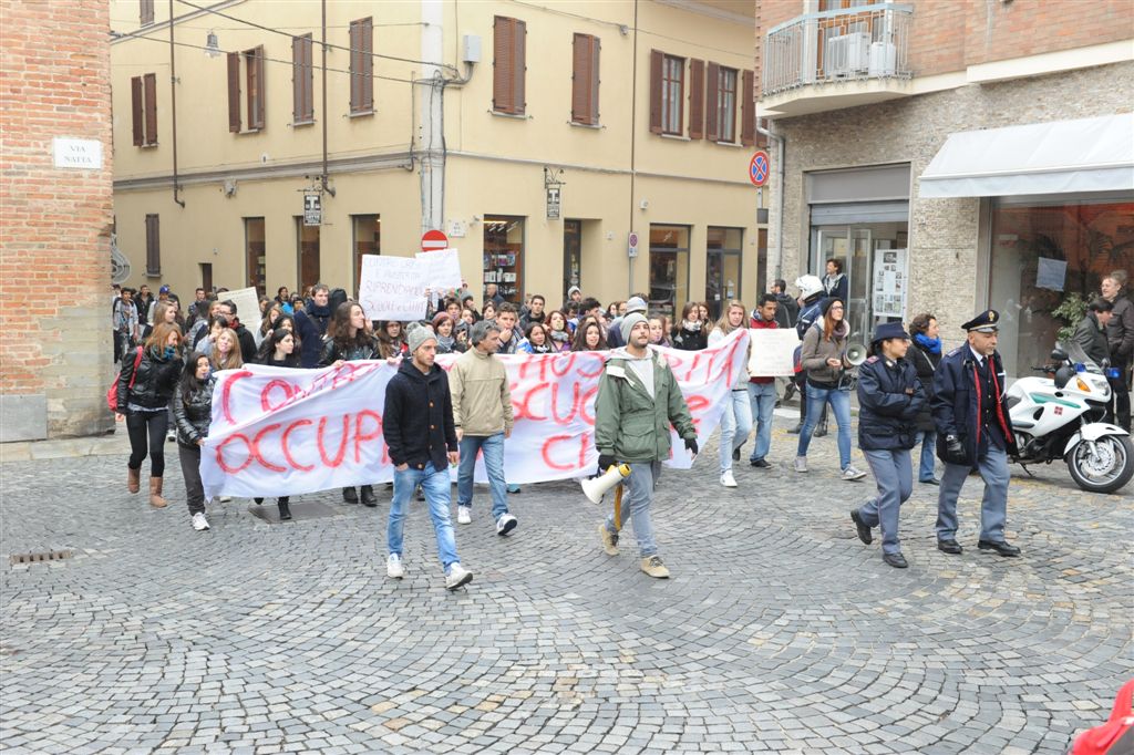 Rubava al centro commerciale per poi rivendere in nero: coppia di ladri arrestata dai carabinieri