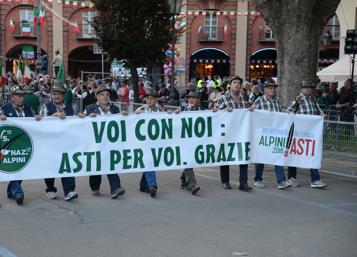 Asti chiude la sfilata degli alpini: i volti dei protagonisti