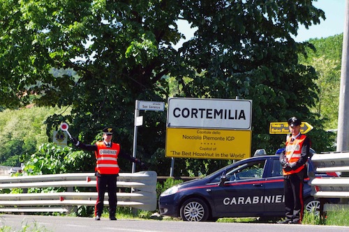 Denunciati dai carabinieri perché “bivaccavano” in un prato