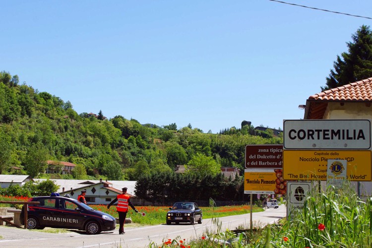 Ruba cartelli stradali e vasi da una piazza: nei guai giovane astigiano