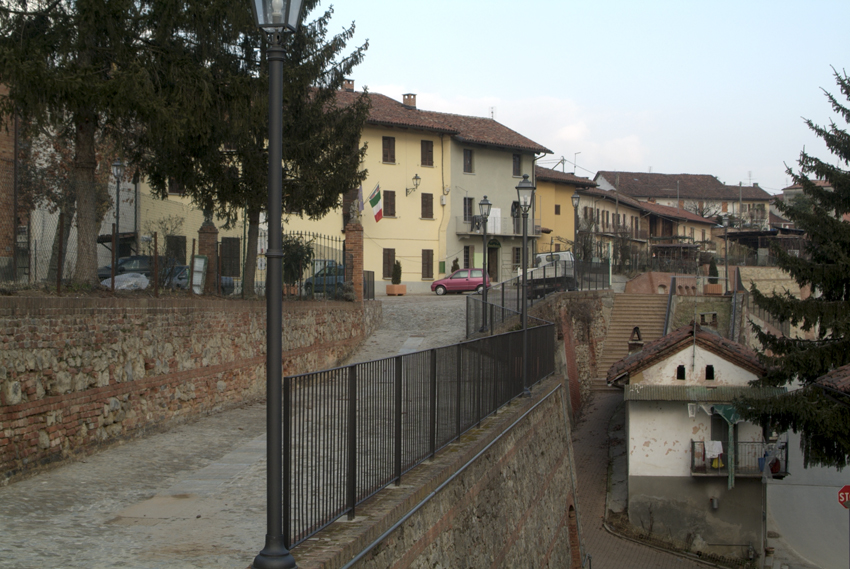 Rubati vasi di marmo nel cimitero di Capriglio