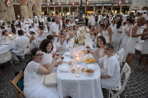 Piazza Castigliano farà da cornice alla Cena in Bianco