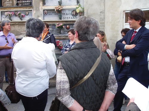 Rose bianche al cimitero per le donne vittima di violenza