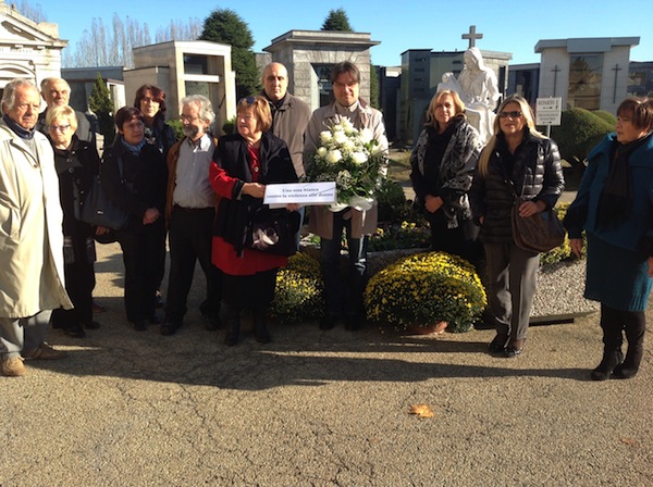 Al cimitero di Asti rose bianche contro la violenza sulle donne