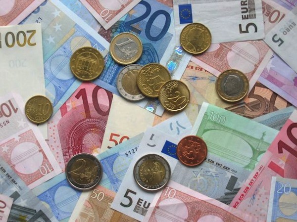 “Ha dei soldi finti in casa”: falsa postina raggira anziano e scappa con 70 mila euro