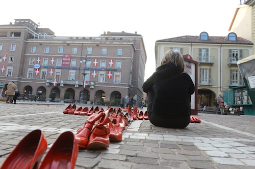 Ad Asti scarpette rosse contro la violenza sulle donne