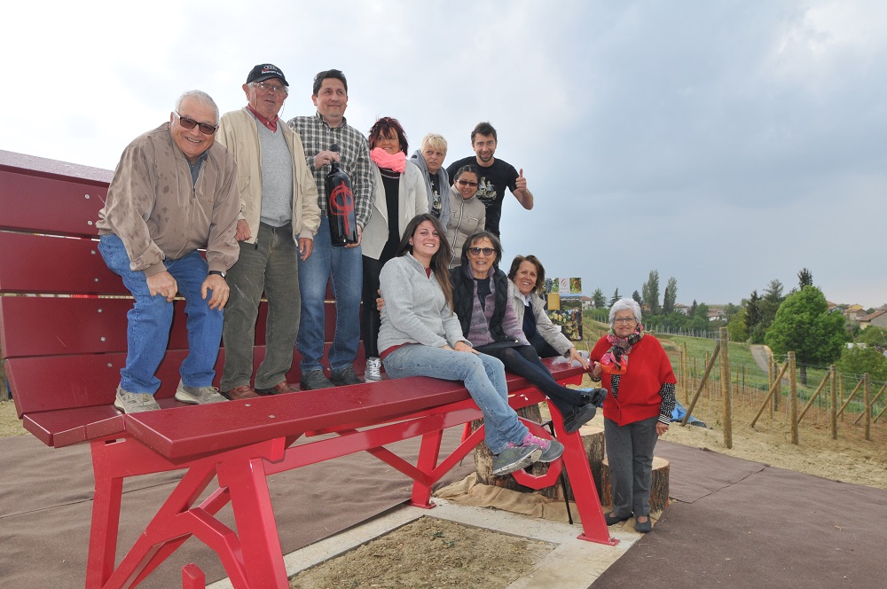 Cascina Castlèt inaugura la panchina gigante di Bangle dedicata ai 40 anni del Passum