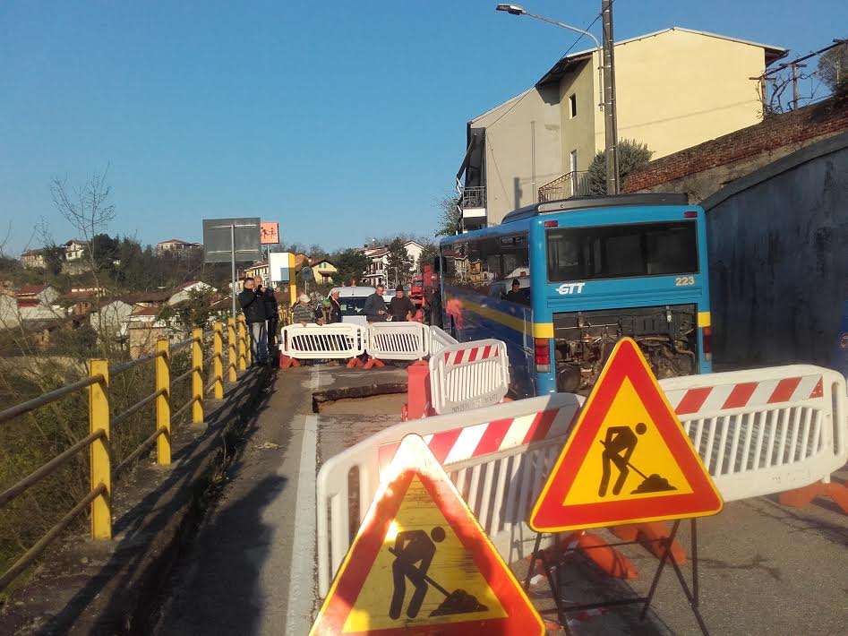 Strada cede al passaggio della corriera degli studenti