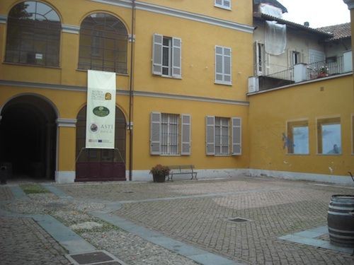 “Centro servizi Bocchino”, rimosse le antiche macchine enologiche: arriva l’Enoteca Regionale di Canelli
