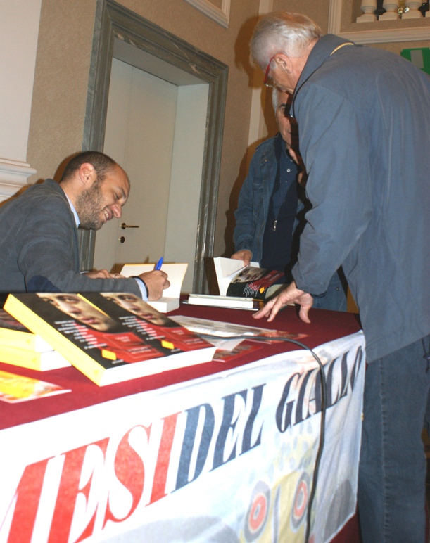 Gli astigiani applaudono Giovanni Tizian e il suo coraggio contro la ‘ndrangheta