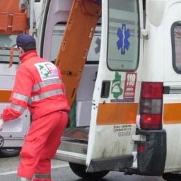 Donna cade nel vuoto pulendo i vetri