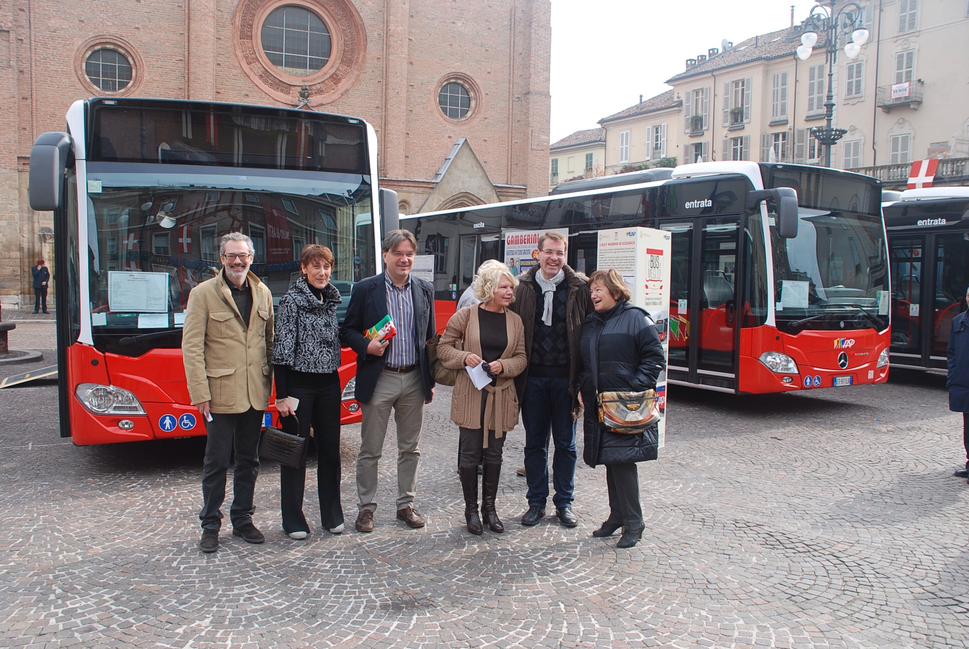 Il bus è più ecologico, meno caro, più sicuro: i vantaggi spiegati in piazza agli astigiani