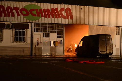 Le foto del maxi incendio alla Cartochimica di corso Alba