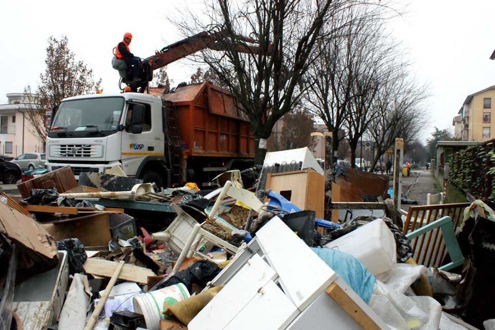 Asp anche oggi al lavoro per rimuovere i materiali danneggiati dalla piena del Tanaro