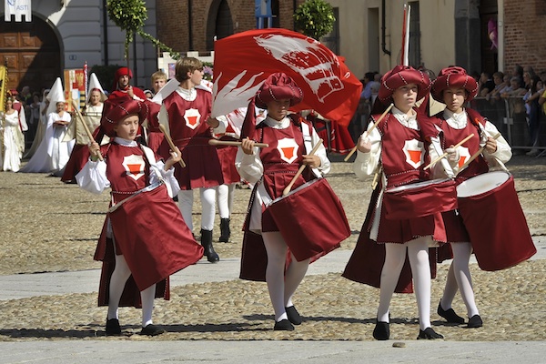 Dimentica la moglie nel Monferrato durante un giro in moto