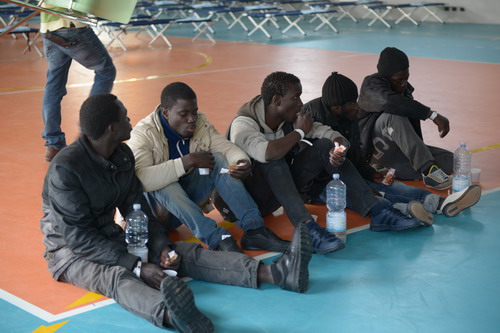 I migranti di Villanova fra lezioni di italiano e partite di calcio aspettano a breve una sistemazione