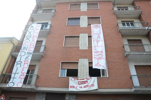 Dopo l’incendio nella palazzina di corso Volta il Coordinamento chiude con l’occupazione