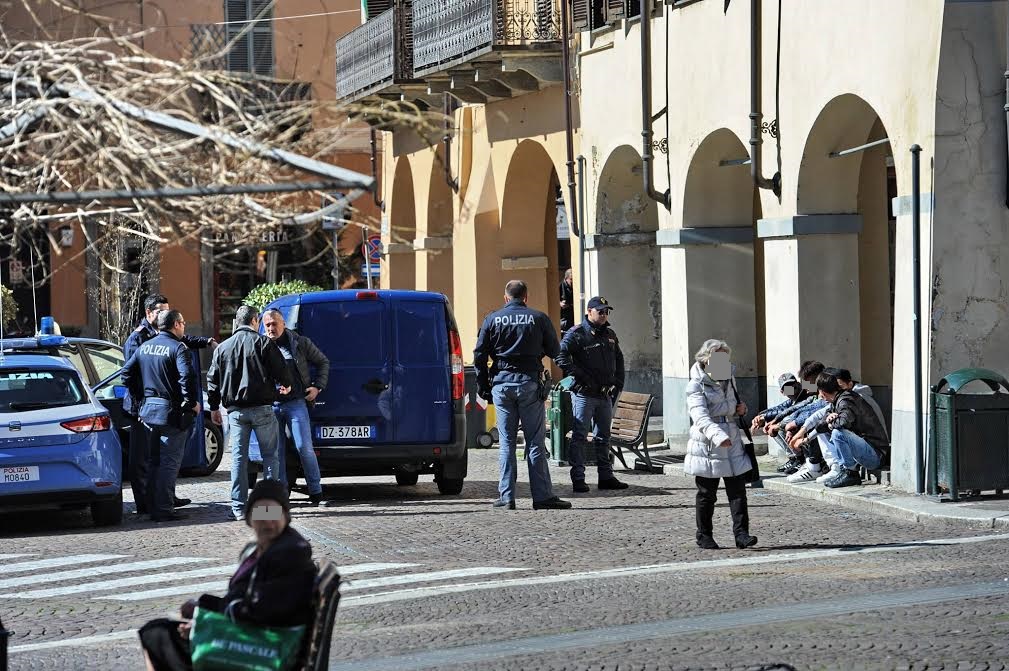 Spacciavano sotto i portici di piazza Statuto: una decina di giovanissimi identificati