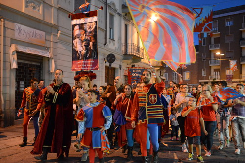 Palio 2014. Il cielo di Asti è rossoceleste