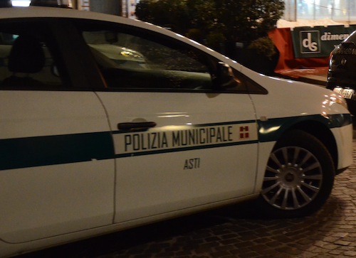 Asti, la polizia municipale ferma un uomo per tentato furto in una farmacia