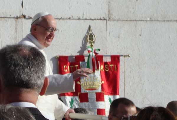 Asti unica città con il gonfalone presente in piazza San Pietro