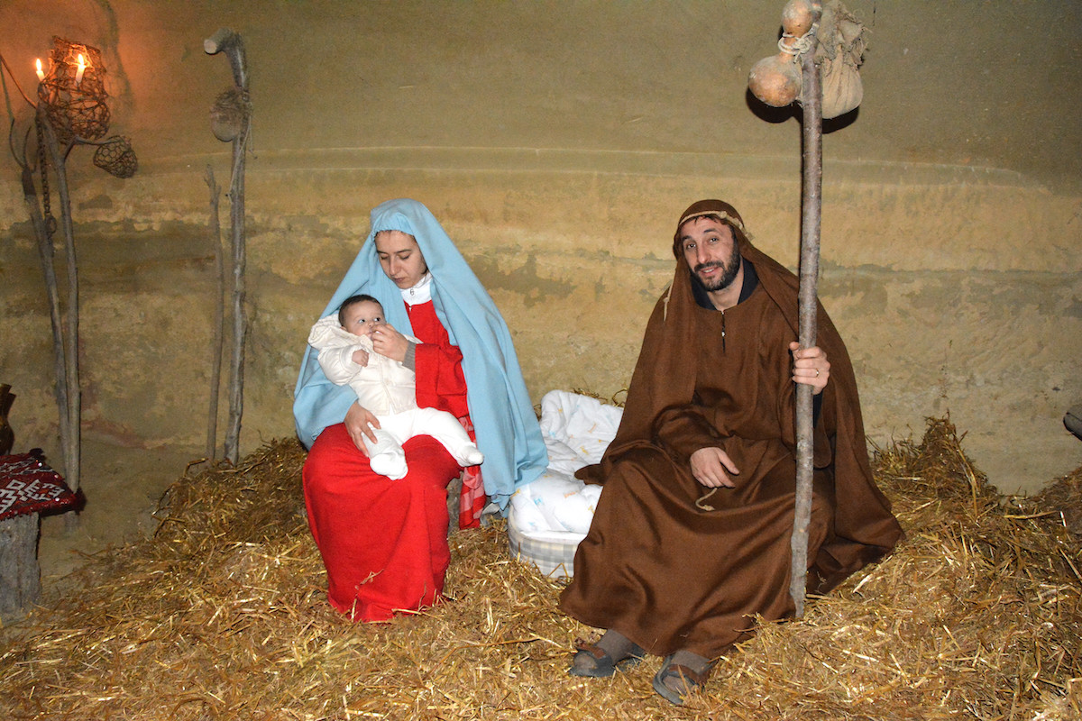 A Mombarone il suggestivo presepe vivente nelle Casegrotta