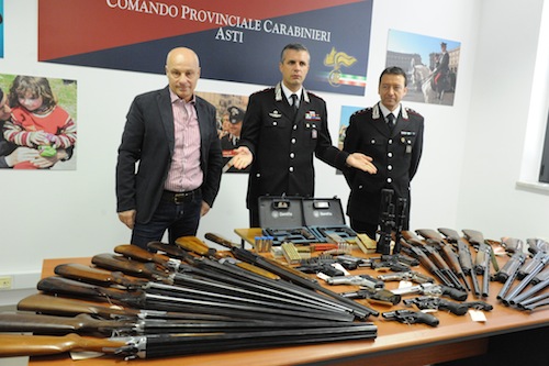 Fucili e pistole nascoste sotto i sedili del furgone: due fratelli calabresi arrestati
