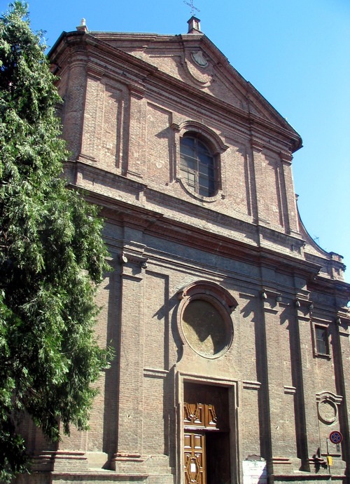 Brucia la porta della chiesa di San Paolo