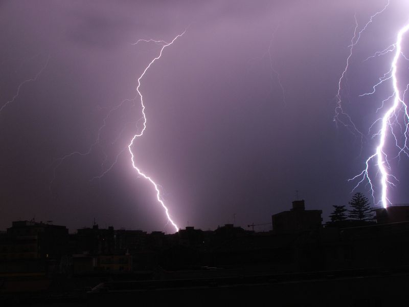 Nubifragio e furto: notte di intenso lavoro per i vigili del fuoco di Asti