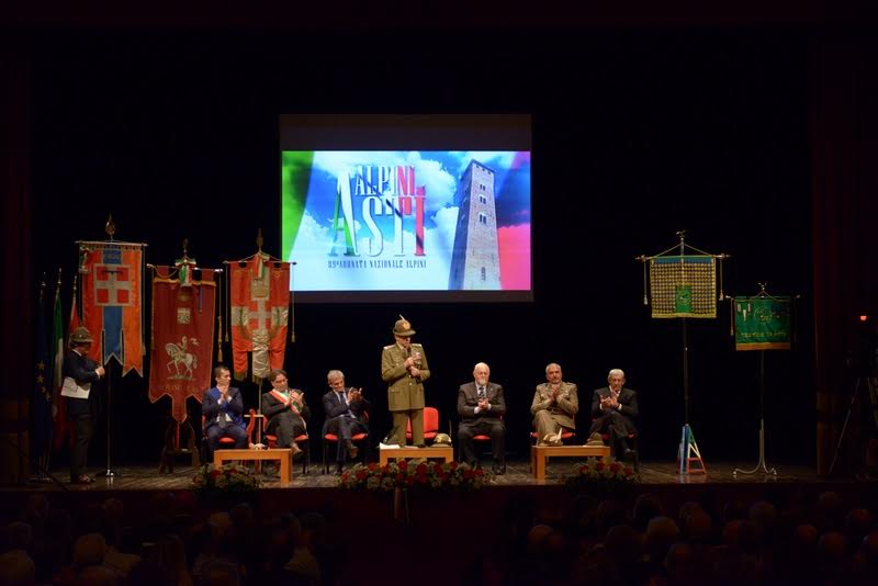 Adunata degli Alpini. Cerimonia al Teatro Alfieri in attesa della grande sfilata