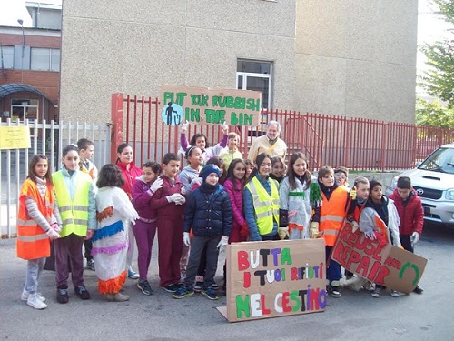 I piccoli studenti della Galileo Ferraris si trasformano in angioletti dei rifiuti