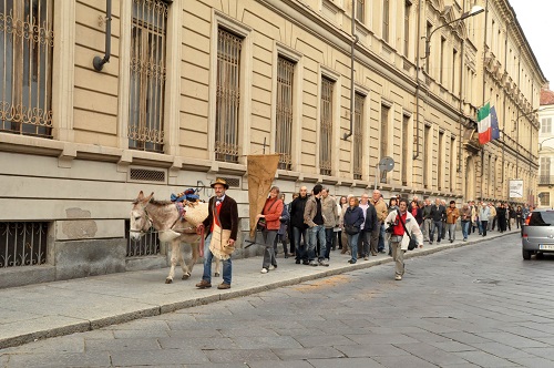 In viaggio nel centro di Asti con “Dio e la manutenzione dell’asina”: la fotogallery