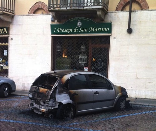 Auto a fuoco in piazza Statuto