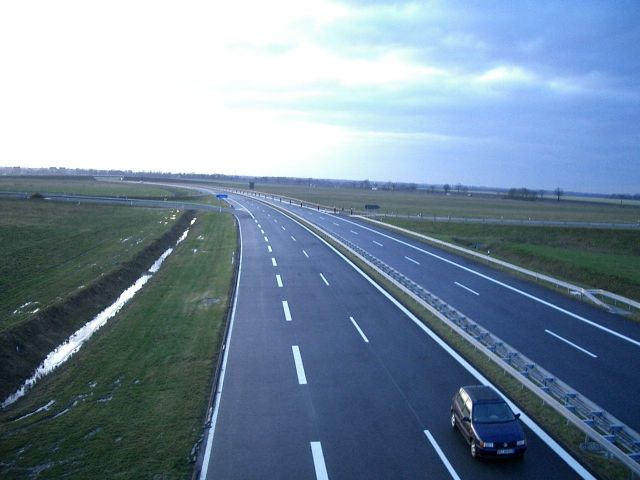 Bimbo in bici in autostrada