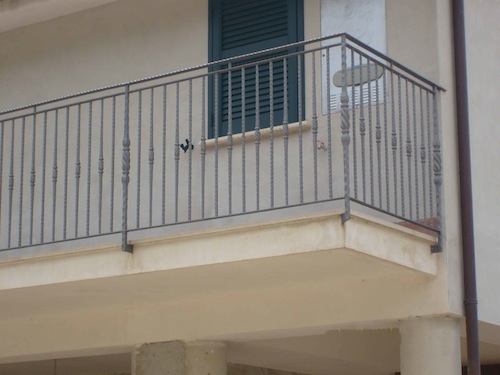 Bambina chiude la mamma sul balcone: intervengono i carabinieri