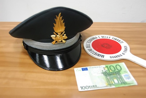 Paga la spesa con 100 euro falsi: denunciato dalla finanza