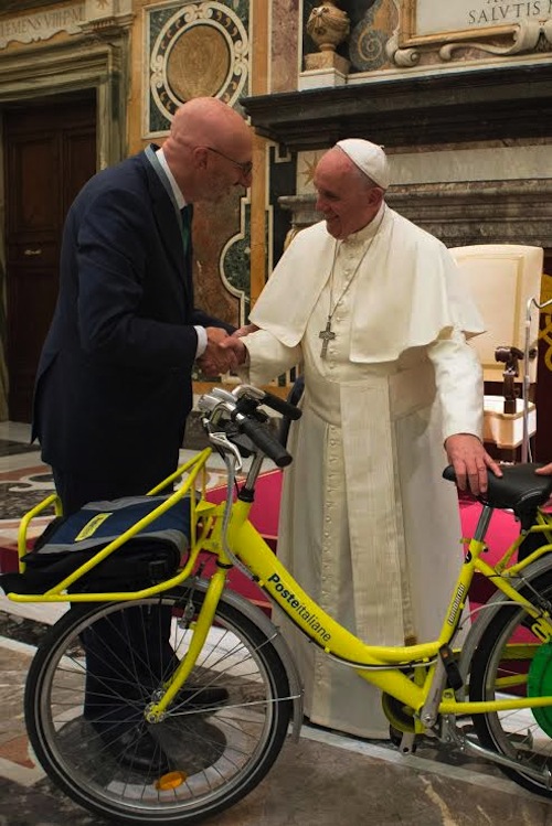 Poste dona bicicletta ecologica a Papa Francesco