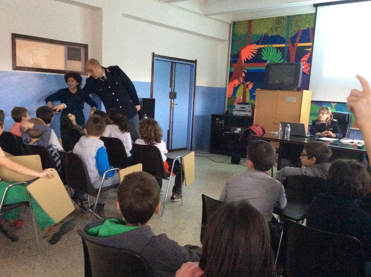 La polizia insegna l’educazione stradale nelle scuole di Asti