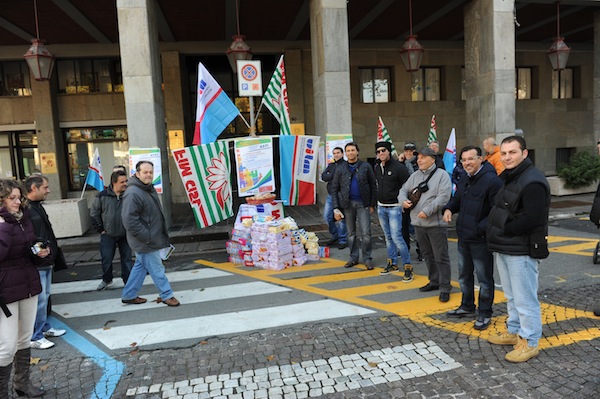 Se non hanno pane che mangino brioches: curiosa manifestazione dei sindacati astigiani