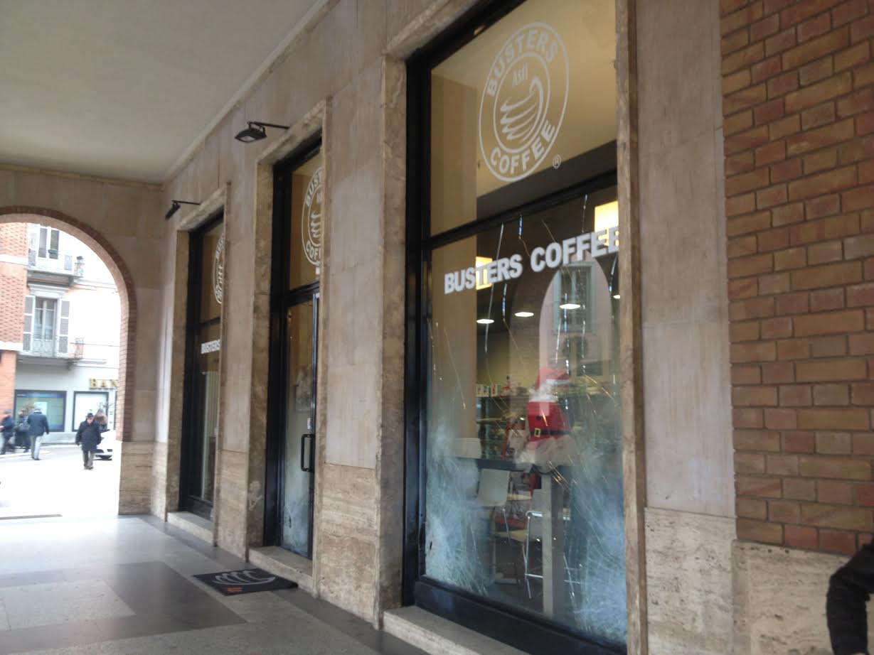 Bombe carta contro il Busters Coffee di Asti