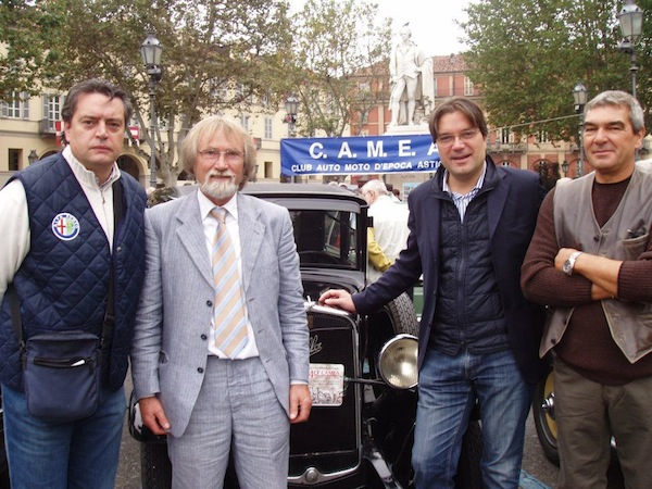 Auto e moto d’epoca in piazza Alfieri