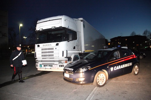 Dirottano dolciumi dalla Ferrero: due camionisti denunciati dai carabinieri