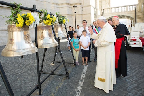 Papa Francesco ha benedetto le tre nuove campane di Montegrosso