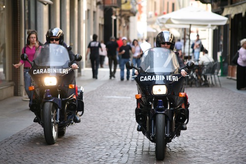 Rubano trucchi per farsi belle e andare in discoteca: denunciate dai carabinieri